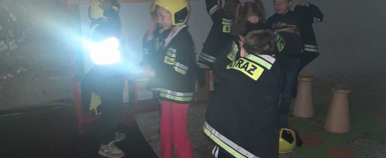 Powiększ obraz: Zdjęcia dzieci w remizie strażackiej.