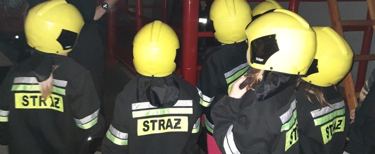 Powiększ obraz: Zdjęcia dzieci w remizie strażackiej.