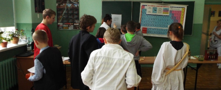Powiększ obraz: Uczniowie podczas zajęć