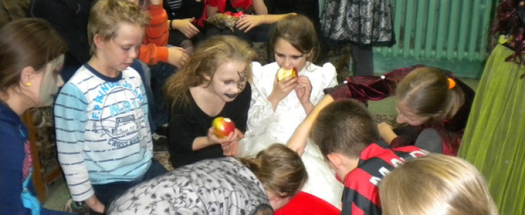 Powiększ obraz: Uczniowie podczas zabawy Halloween