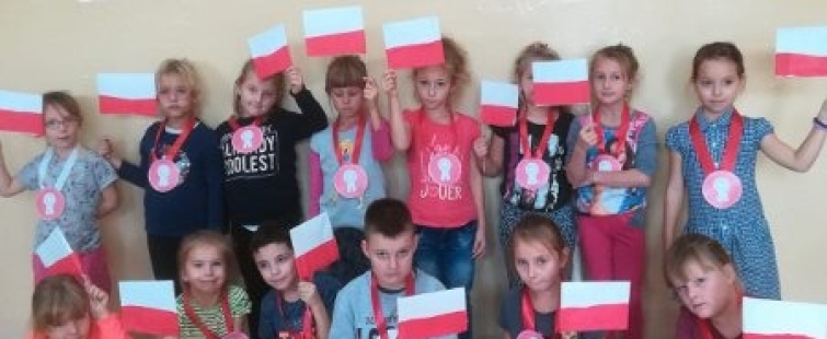 Powiększ obraz: Uczniowie ze swoimi flagami
