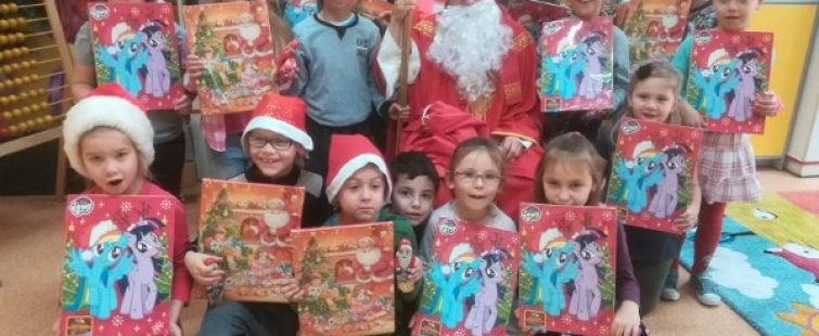Powiększ obraz: Mikołaj z dziećmi