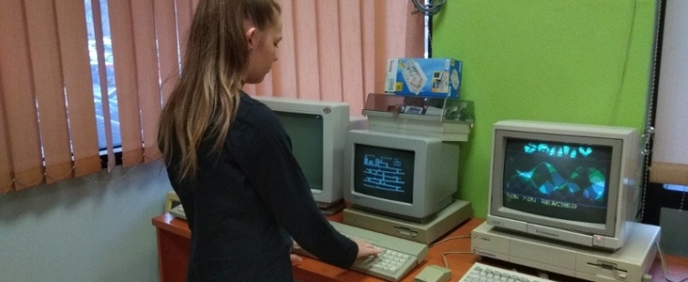 Powiększ obraz: Uczniowie w Muzeum Historii Komputerów i Informatyki