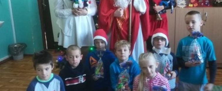 Powiększ obraz: Uczniowie z Mikołajem