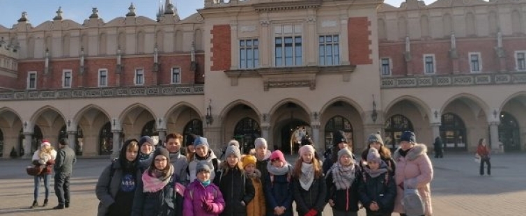 Powiększ obraz: Uczniowie podczas wycieczki na krakowski jarmark