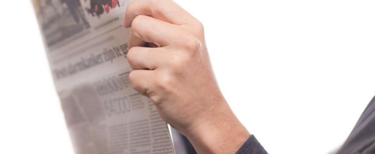Powiększ obraz: Grafika z człowiekiem trzymającym gazetę