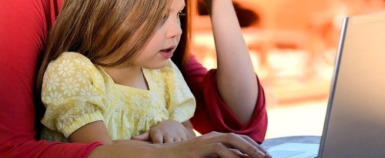 Powiększ obraz: Grafika z dzieckiem przed komputerem