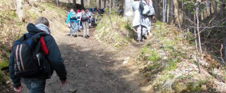 Powiększ obraz: Uczniowie podczas wycieczki
