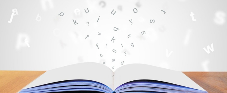 Powiększ obraz: Zdjęcie otwartej książki i wylatującymi z niej literami