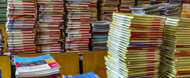 Powiększ obraz: Zdjęcie ze stosami książek