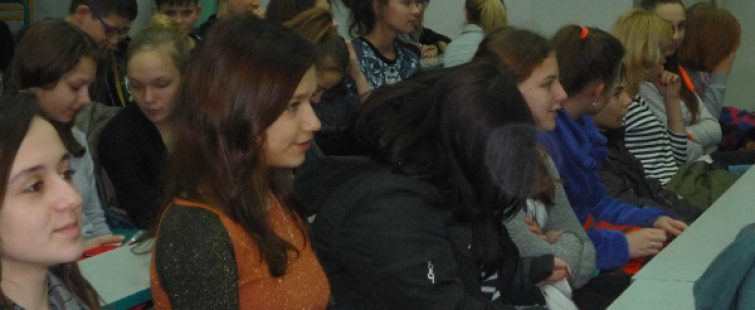 Powiększ obraz: Uczniowie podczas wizyty na UŚ