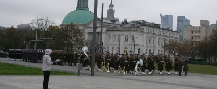 Powiększ obraz: Przejazd kawalerii konnej w Warszawie