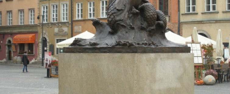 Powiększ obraz: Pomnik Syrenki na Rynku w Warszawie
