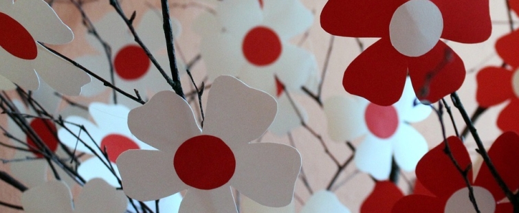 Powiększ obraz: Zdjęcie z papierowymi biało-czerwonymi kwiatami