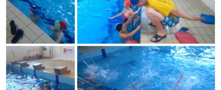 Powiększ obraz: Uczniowie podczas zajęć na basenie